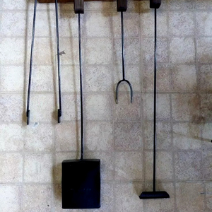 Juego de 5 herramientas de fuego colgantes decorativas de lujo para el hogar, interior y exterior, incluye 5 herramientas, juego de chimenea y accesorios, suministros de jardín - Product Image 1