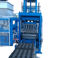 Machine de fabrication de blocs de béton creux semi-automatique hydraulique à commande PLC, entraînée par moteur, capacité de la trémie de 700 dm3, 32 KW