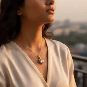 Collier tendance avec pendentif ovale en plaqué or pour femmes, avec chaîne en titane et zircon perlé pour un usage quotidien - Product Image 3