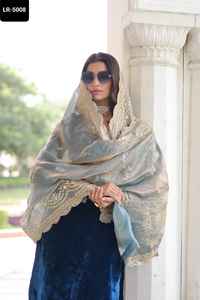 Costume Salwar Kameez de style indien et pakistanais en tissu Vekvet avec de riches paillettes et des broderies Zari avec un dupatta Fendy - Product Image 3