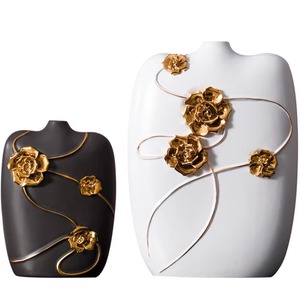 Elegante florero de cerámica blanco y negro con algunos elementos decorados con rosas doradas Jarrón de cerámica cuadrado - Product Image 1