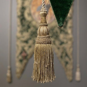 Elegante Estandarte Litúrgico de Terciopelo con Diseño de Cola de Golondrina, Bordado a Mano con Hilo Metálico Dorado, Estandarte Religioso Católico con Icono de la Virgen María - Product Image 3