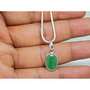 Collier à pendentif en argent sterling 925 fait à la main avec coussin en émeraude verte naturelle coupe diamant cadeau de fiançailles élégant pour les femmes - Product Image 1