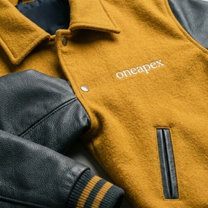 Blouson universitaire noir moutarde en laine avec manches en cuir, col et poignets en tricot côtelé, fermeture à boutons-pression, logo personnalisé, streetwear, vêtement d'extérieur pour homme - Product Image 4