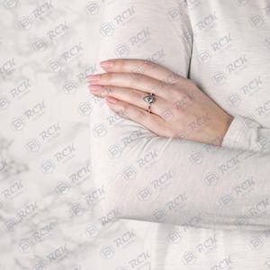 0,80 TCW Pear Cut Bezel Solitaire Moissanite Ring Anillo de compromiso de plata esterlina 925 para mujer - Product Image 2