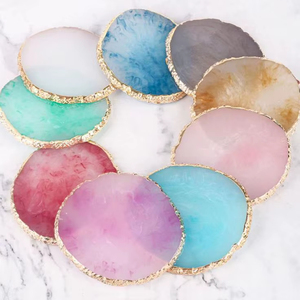 Posavasos artístico de resina hecho a mano con patrones únicos, perfecto para ocasiones especiales, fiestas navideñas y reuniones familiares - Product Image 1