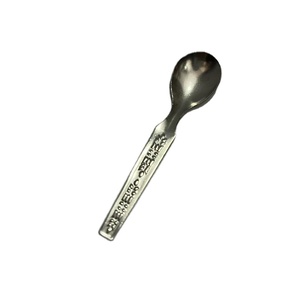 Nouveau look Cuillères à salade en métal au design unique Serveurs Ustensiles de cuisine de luxe Vaisselle de ménage Cuillère de service - Product Image 1