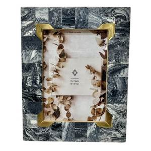 Cadre photo de luxe en résine et bois |   Petit motif rayé arrondi |   Décoration de table artisanale personnalisable, Inde - Product Image 1