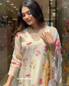 Magnifique ensemble Kurti Pant Dupatta en organza imprimé pour les mariages et les événements spéciaux, provenant d'un exportateur et d'un fabricant - Product Image 5