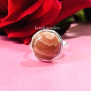 แหวนเงินแท้ 925 สไตล์คลาสสิก ประดับพลอยโรโดโครไซต์ สำหรับผู้หญิง ดีไซน์แบบฝังขอบ สำหรับงานหมั้น งานแต่งงาน งานเลี้ยงฉลองครบรอบ - Product Image 5