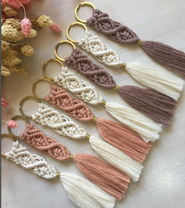 พวงกุญแจมาคราเม่ทำมืออย่างสวยงาม - Product Image 1