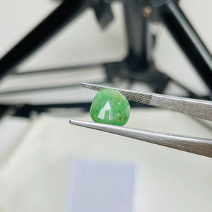 พลอยมรกตแซมเบียธรรมชาติ ทรงรี 6.50 กะรัต คุณภาพดี ประกายสวยงาม สีเขียวสวยงาม ขัดเงาอย่างสมบูรณ์แบบ เหมาะสำหรับทำเครื่องประดับทุกประเภท - Product Image 4