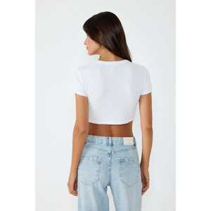 Top corto con adornos de piedras - Product Image 6