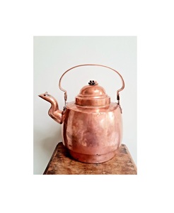 Bouilloire en cuivre fini antique avec base large et bec orné conçu pour les collectionneurs et les intérieurs à thème vintage - Product Image 6
