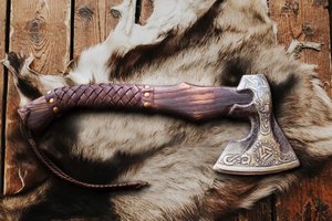 Hacha Vikinga SCL: Diseño Auténtico de Tomahawk para Cortar Madera y Amuletos, Hecha a Mano para Recreaciones Históricas y Coleccionistas - Product Image 6