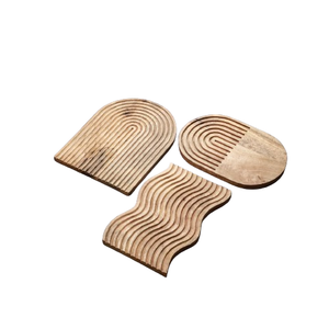 Plateau de service en bois de haute qualité avec poignées en métal faites à la main et base en verre - Product Image 4