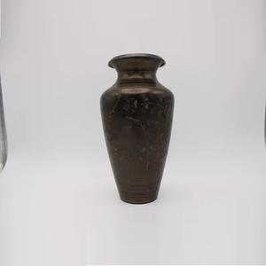 Elegante florero de aluminio cepillado con diseño floral para el vestíbulo del hotel y la decoración del escritorio de recepción disponible al por mayor - Product Image 1