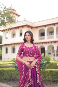 Ensemble de lehenga de mariée en soie rose Rani avec broderie multithread et sequins, et dupatta en dentelle, prêt-à-porter de créateur entièrement cousu - Product Image 6