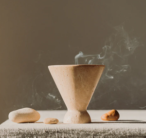 Brûleur d'encens en marbre et laiton élégant fabriqué à la main avec couvercle dôme et trous perforés pour parfum d'intérieur - Product Image 6