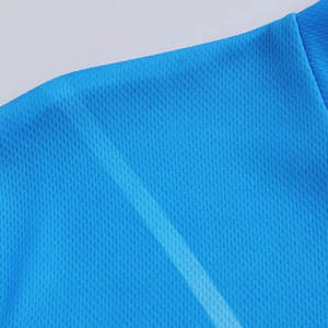 Ensemble de football pour hommes Tissu en maille léger Manches courtes Évacuation de l'humidité Motif sublimé Impression de nom personnalisé OEM ODM - Product Image 3