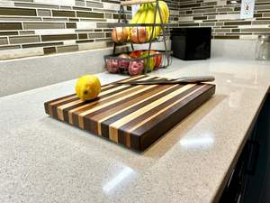 Planche à découper élégante en bambou avec finition lisse Planche à fromage fonctionnelle et élégante avec touche en acier inoxydable pour toutes les cuisines - Product Image 5