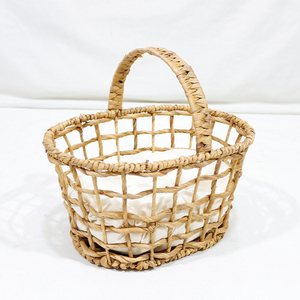 Panier à fleurs ovale en jacinthe d'eau tissée Artex Dong Thap avec doublure en tissu - Product Image 1