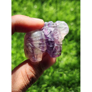 Sculpture d'éléphant en fluorite violette - Équilibrage des énergies dans l'art et la guérison - Sculpture animale - Product Image 5