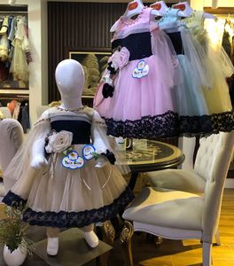 Nouvelle robe de corps en satin à motif floral pour bébé fille avec manches spéciales et décoration florale au genou pour les fêtes de printemps - Product Image 1