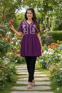 Nuevo diseño de kurti corto de tela georgette pesada para mujer o niña, ideal para el día a día, fiestas de oficina o rutinas especiales. - Product Image 4