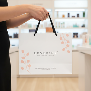 ถุงกระดาษที่เป็นมิตรกับสิ่งแวดล้อมพิมพ์ลายกำหนดเองสำหรับการช้อปปิ้งเสื้อผ้าแฟชั่นหรูหราร้านค้าปลีกโปรโมชั่นของขวัญบรรจุภัณฑ์และของตกแต่ง - Product Image 1