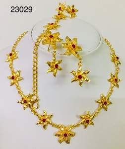 Ensemble collier ras du cou plaqué or avec motif floral, avec boucles d'oreilles et bague assorties |   Modèle de vente en gros d'imitation traditionnelle indienne 23239 - Product Image 3