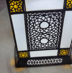 Lanterne en métal marocaine complexe avec des panneaux de verre vibrants Éclairage d'ambiance en métal fait à la main Décor à la maison élégant pour Noël - Product Image 5