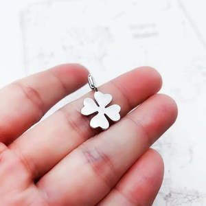 จี้สร้อยคอรูปใบโคลเวอร์สี่แฉกสีเงินสำหรับโอกาสเป็นของขวัญ - Product Image 2