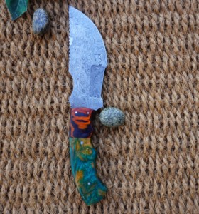 Couteau unique en acier Damas EDC |   Full Tang |   Manche en bois stabilisé coloré |   Ensemble de quatre pièces |   Couteau léger ambidextre - Product Image 5