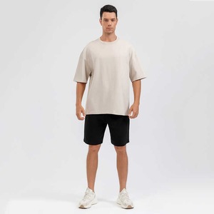 Service de fabrication d'ensembles de t-shirts et shorts de sport à marque privée, ensemble deux pièces athlétique, emballage et marquage personnalisés - Product Image 5