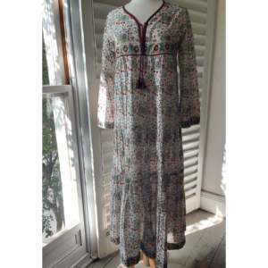 Vestido Maxi Vintage Hecho a Mano de los Años 60 con Estampado Floral, Cuello en V y Cintura Imperio con Diseño 'Elephant Walk' - Product Image 4