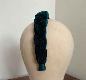 Compra accesorios para el cabello de moda y elegantes para mujer, disponibles en estilos lisos y con cuentas, hechos de tela de terciopelo - Product Image 4