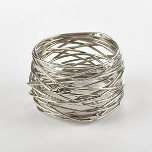 Ronds de serviette uniques en acier inoxydable avec finition argentée, parfaits pour les tables de tous les jours et les repas raffinés - Product Image 1