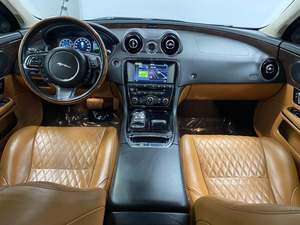 Increíble Jaguar XJ-Series XJL Portfolio AWD 2017 Usado en Perfectas Condiciones, con Poco Kilometraje, en Existencia, Ofrecido a un Precio Increíble - Product Image 4