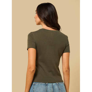 เสื้อยืดผู้หญิงทรงพอดีตัวแบบเรียบ - Product Image 5