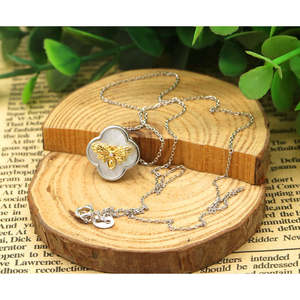 Collana con Ape in Madreperla e Argento Sterling, Eleganti Ciondoli e Charms in Perla - Product Image 3