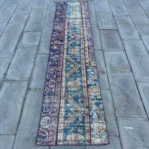 Alfombra Turca, Alfombra Vintage de 2x9 pies, Alfombra Azul de Lana del Suroeste - Product Image 1