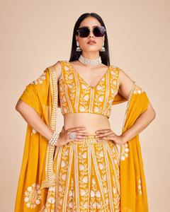 Offre Spéciale à la mode Fox Georgette Lehenga Choli en tissu fluide doux de couleur jaune avec un chemisier de créateur pour les femmes disponibles à la vente - Product Image 5