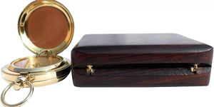 นาฬิกาแดดทองเหลืองสุดหรูพร้อมเข็มทิศสลักลาย  พร้อมกล่องหนังพิมพ์ลาย  งานฝีมือโลหะตกแต่ง - Product Image 4