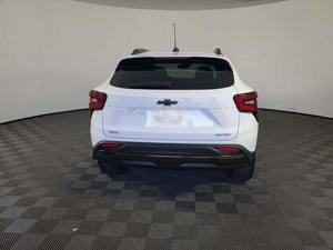 CLEAN USED 2024 Trax Activ FWD Conduite à gauche ACC Intérieur cuir foncé Pneus R19 - Product Image 4