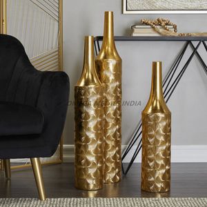 Ensemble de vases en métal personnalisés de couleur argent clair avec une forme ronde élégante et un design côtelé pour une décoration de table sophistiquée - Product Image 2