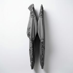 Ensemble sweat à capuche court Y2K et pantalon empilé en velours personnalisé pour femme, avec manches brodées de strass et patchs, écologique, respirant et à séchage rapide - Product Image 3