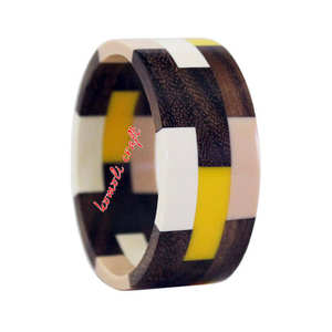 Bracelet élégant en bois et en résine fait à la main Design personnalisé pour les femmes Bijoux écologiques dans des couleurs et des tailles personnalisées - Product Image 4