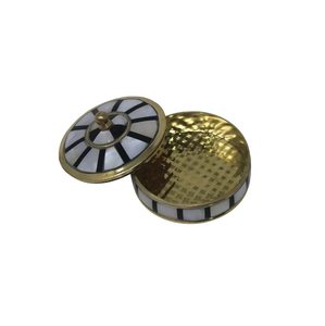 Boîte à bijoux en nacre avec laiton concevant une étagère de maison faite à la main utilisation décorative pièce de conception à l'aspect simple - Product Image 1