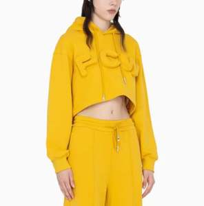 Sweat à capuche court en coton éponge français avec logo personnalisé pour femmes avec col à capuche Boxy brodé sur le devant en relief 3D - Product Image 4